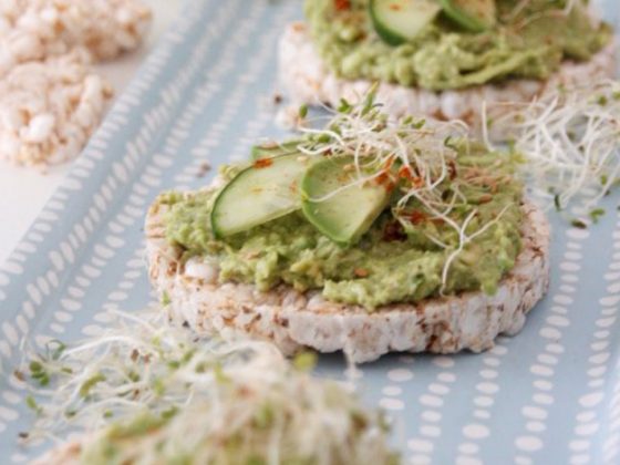 Galettes De Riz Au Sesame A L Avocat Et Aux Graines Germees D Alfalfa La Vie Claire