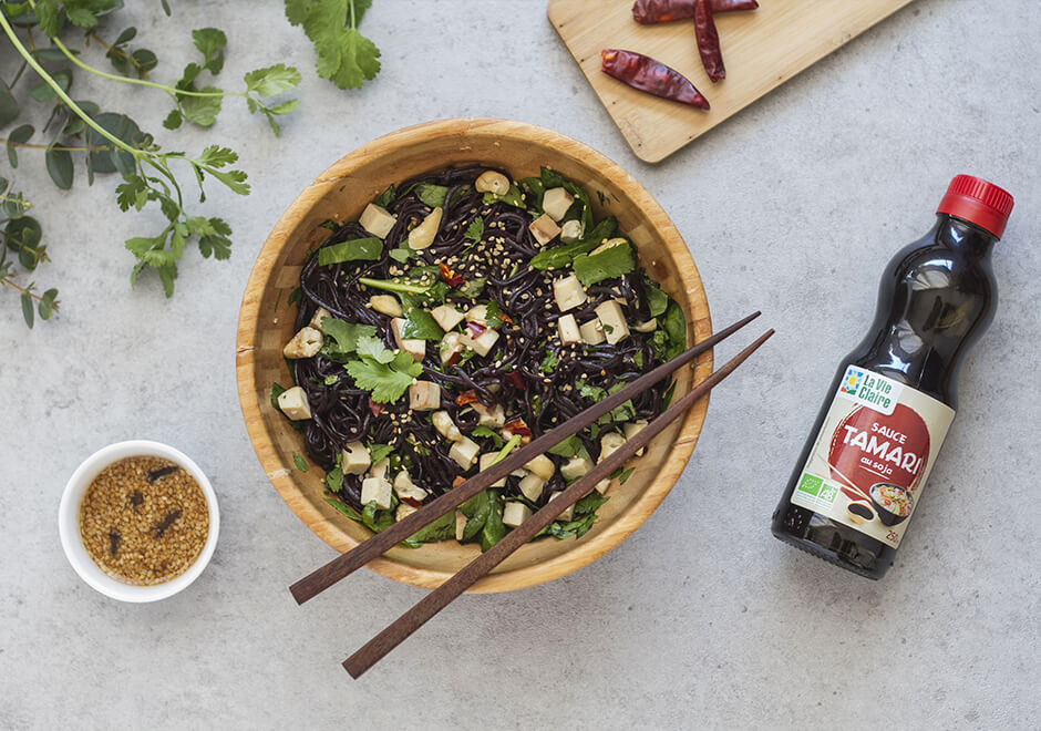 Salade d'herbes avec vinaigrette au gingembre frais