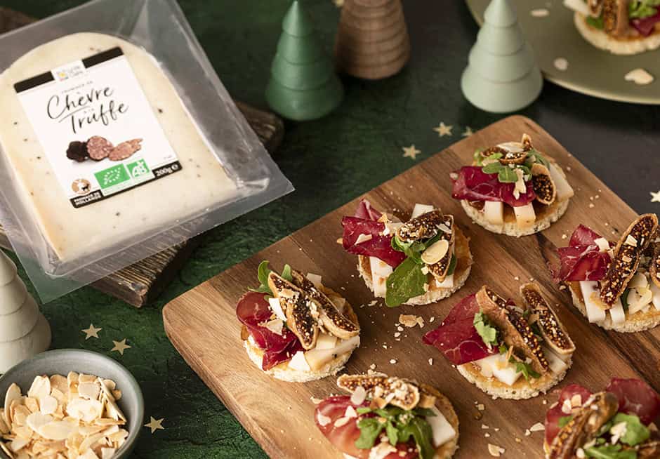 Blinis au fromage de chèvre à la truffe et bresaola