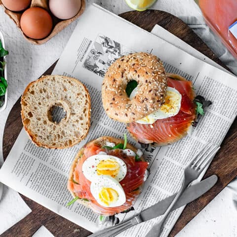 Bagel aux œufs florentins et saumon fumé